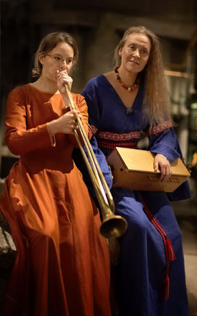 Uli ja Eira konsertoimassa keskiaikaisen sikalan katolla Aboa Vetus -museossa Turun musiikkijuhlilla 2006. Kuva Seilo Ristim&auml;ki.